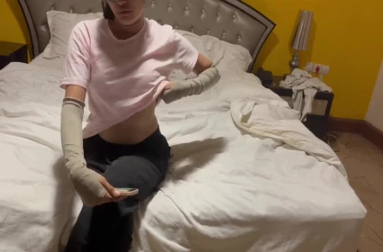 Người đẹp với hình xăm sexy đang tận hưởng tình yêu ngoại trời